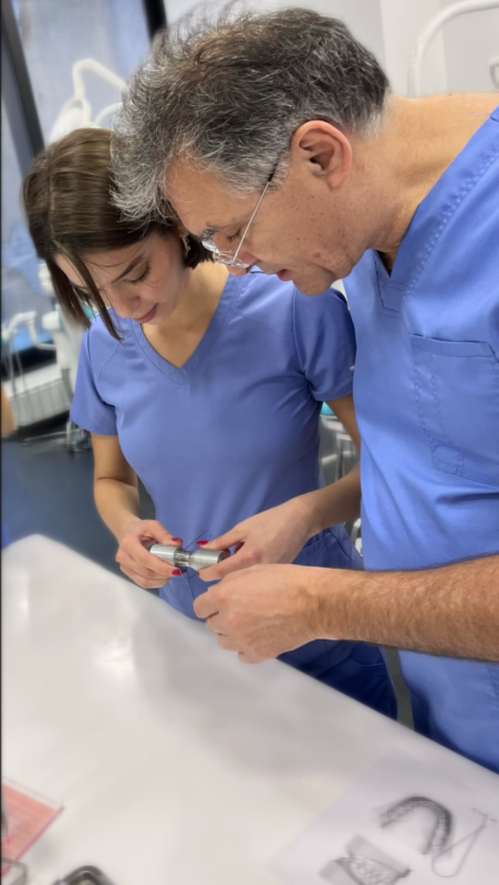 dva ortodonta ortis ordinacije u ordinaciji izvijaju luk